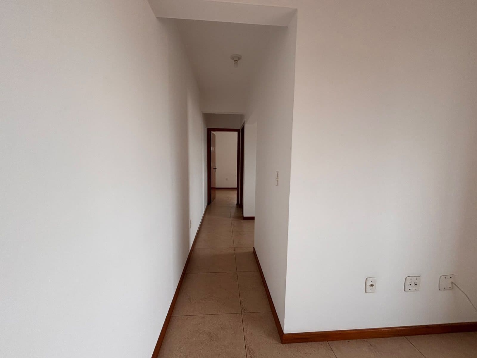 Apartamento de 1 dormitório, churrasqueira e garagem no bairro Camobi em Santa Maria — Apartamento com 1 quarto para alugar em Camobi, Santa Maria/RS