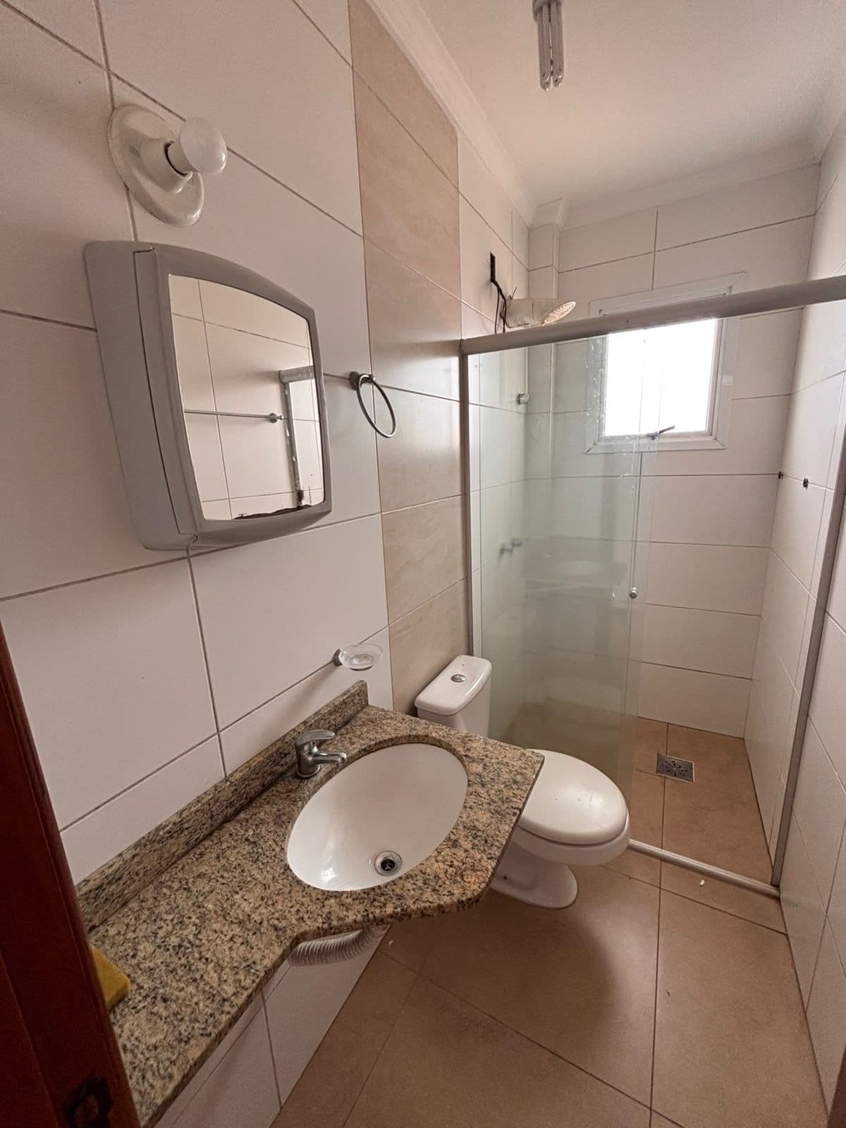 Apartamento de 1 dormitório, churrasqueira e garagem no bairro Camobi em Santa Maria — Apartamento com 1 quarto para alugar em Camobi, Santa Maria/RS