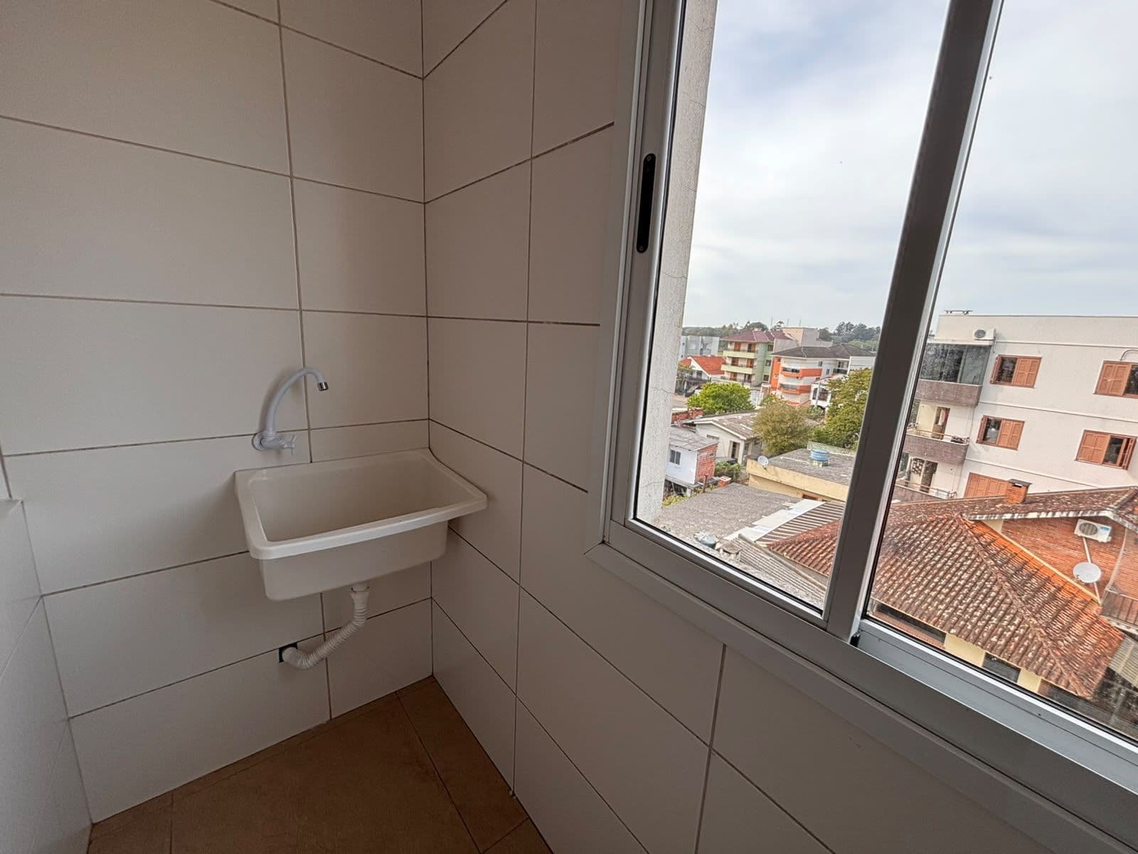 Apartamento de 1 dormitório, churrasqueira e garagem no bairro Camobi em Santa Maria — Apartamento com 1 quarto para alugar em Camobi, Santa Maria/RS