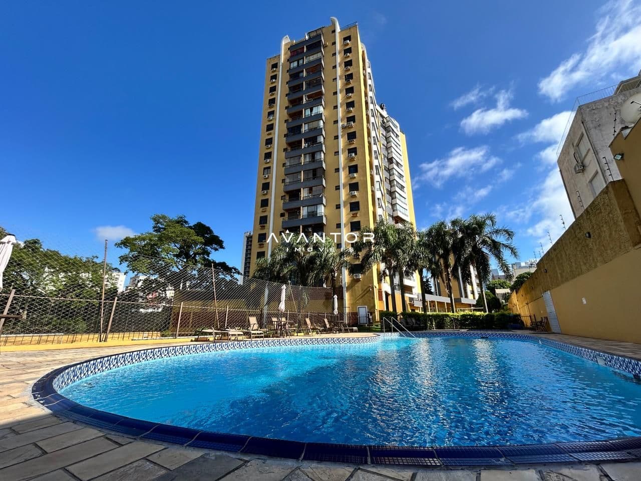 Piscina com vista para o prédio — Apartamento com 2 quartos à venda em Bonfim, Santa Maria/RS