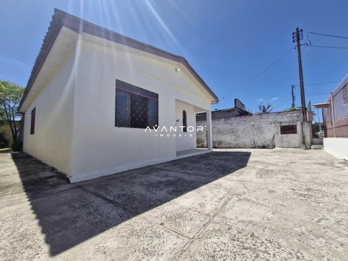 Fachada da casa com pátio — Casa com 4 quartos à venda em Urlândia, Santa Maria/RS