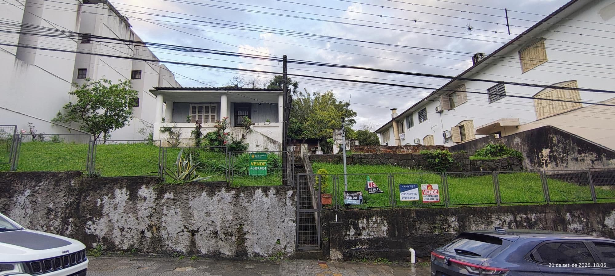 Fachada da casa com portão de entrada — Terreno à venda em Centro, Santa Maria/RS