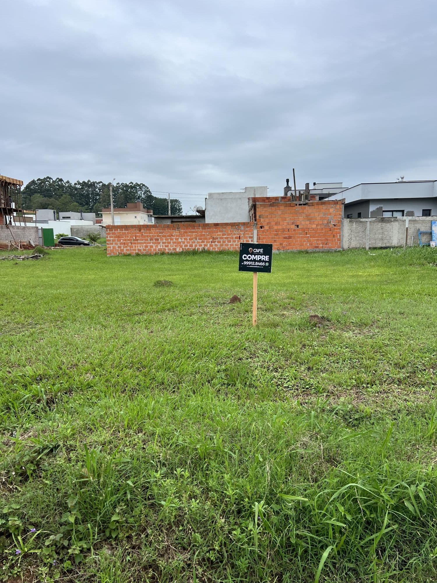 Terreno com placa de venda — Terreno à venda no Cidade Universitária, em Camobi, Santa Maria/RS
