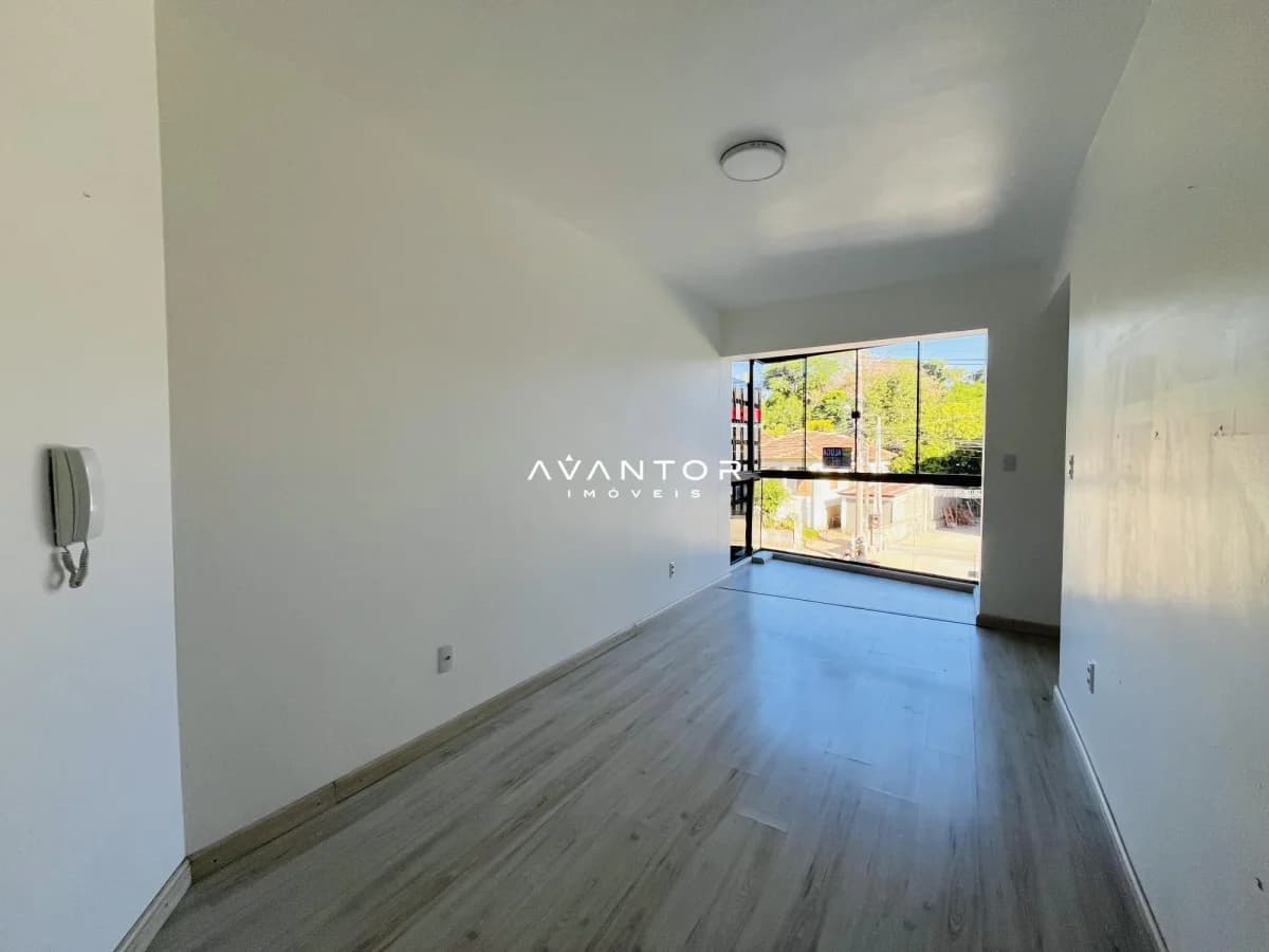 Sala com piso de madeira e sacada — Apartamento com 2 quartos à venda em Nossa Senhora de Lourdes, Santa Maria/RS