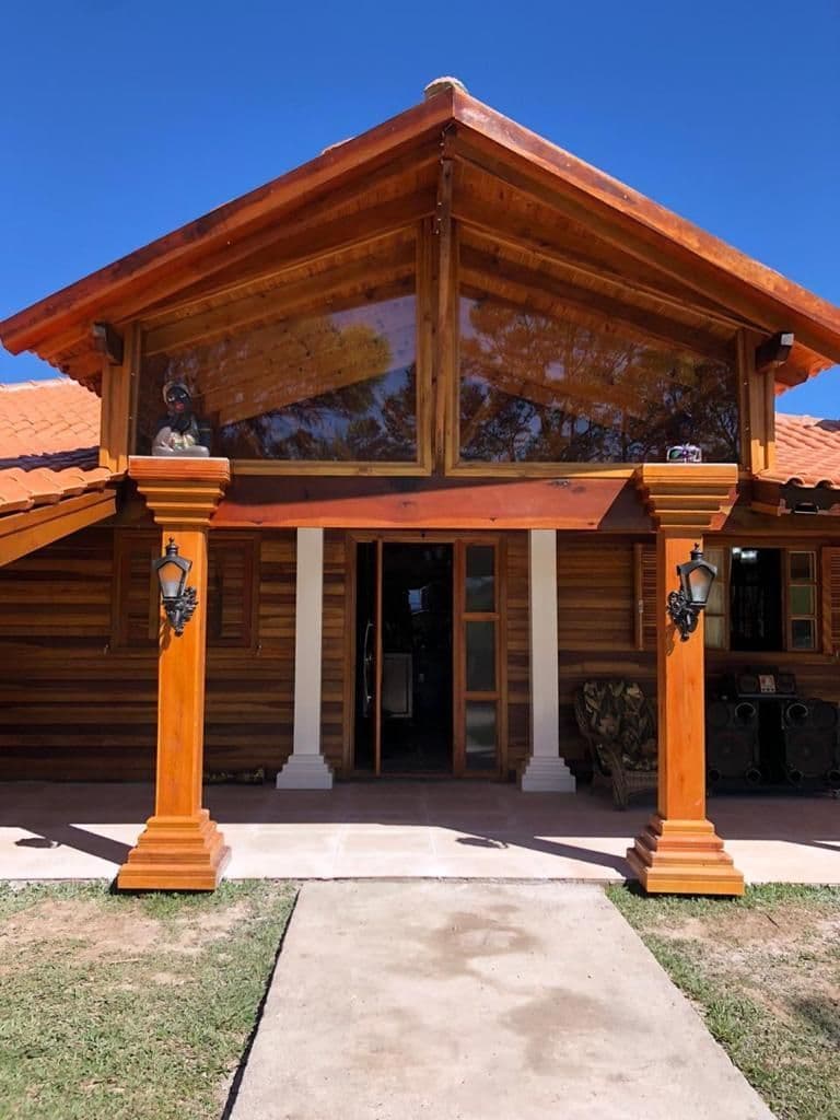 Fachada da casa com entrada e colunas — Fazenda com 3 quartos à venda em Zona rural, Santana da Boa Vista/RS