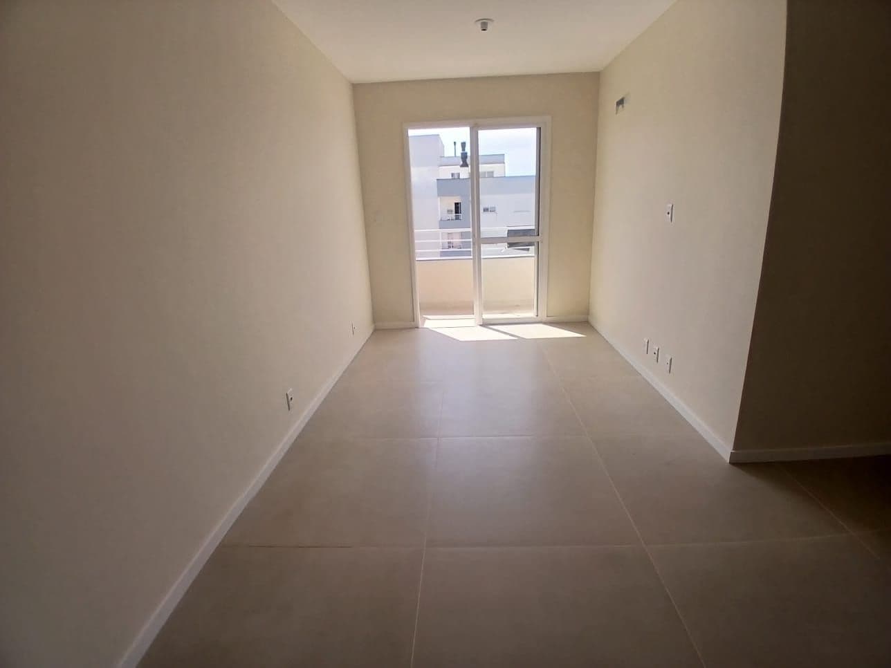 Apartamento em Camobi de 2 dormitórios, suíte, sala de estar, banheiro social, cozinha, ár — Apartamento com 2 quartos para alugar em São José, Santa Maria/RS