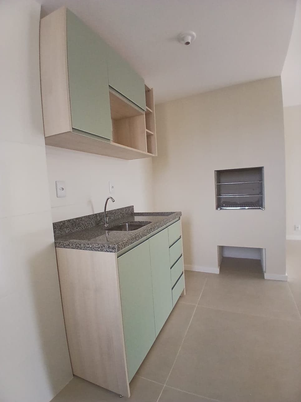 Apartamento em Camobi de 2 dormitórios, suíte, sala de estar, banheiro social, cozinha, ár — Apartamento com 2 quartos para alugar em São José, Santa Maria/RS