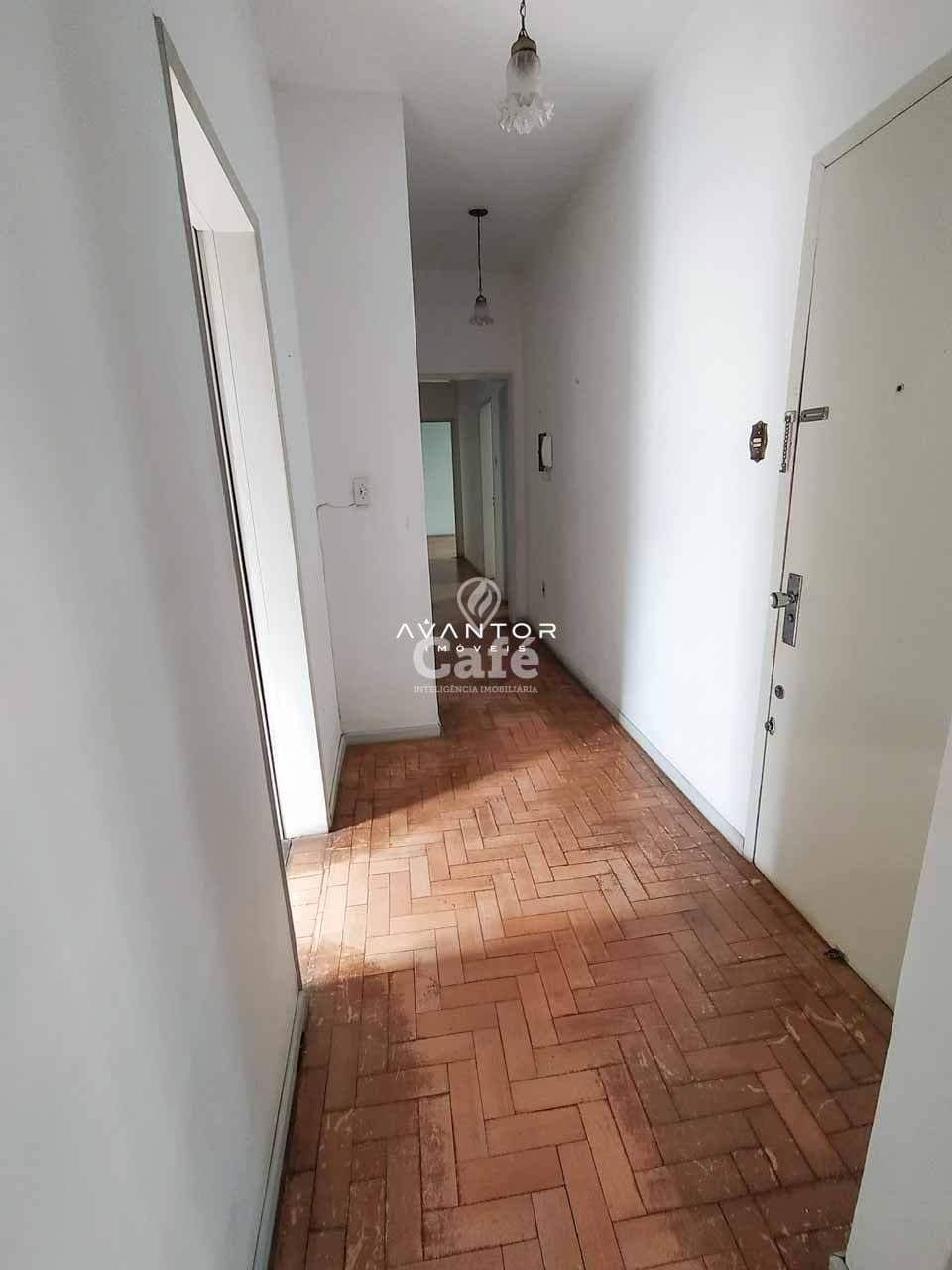 Amplo apartamento de 3 dormitórios com vaga de garagem e sacada — Apartamento com 3 quartos à venda em Centro, Santa Maria/RS