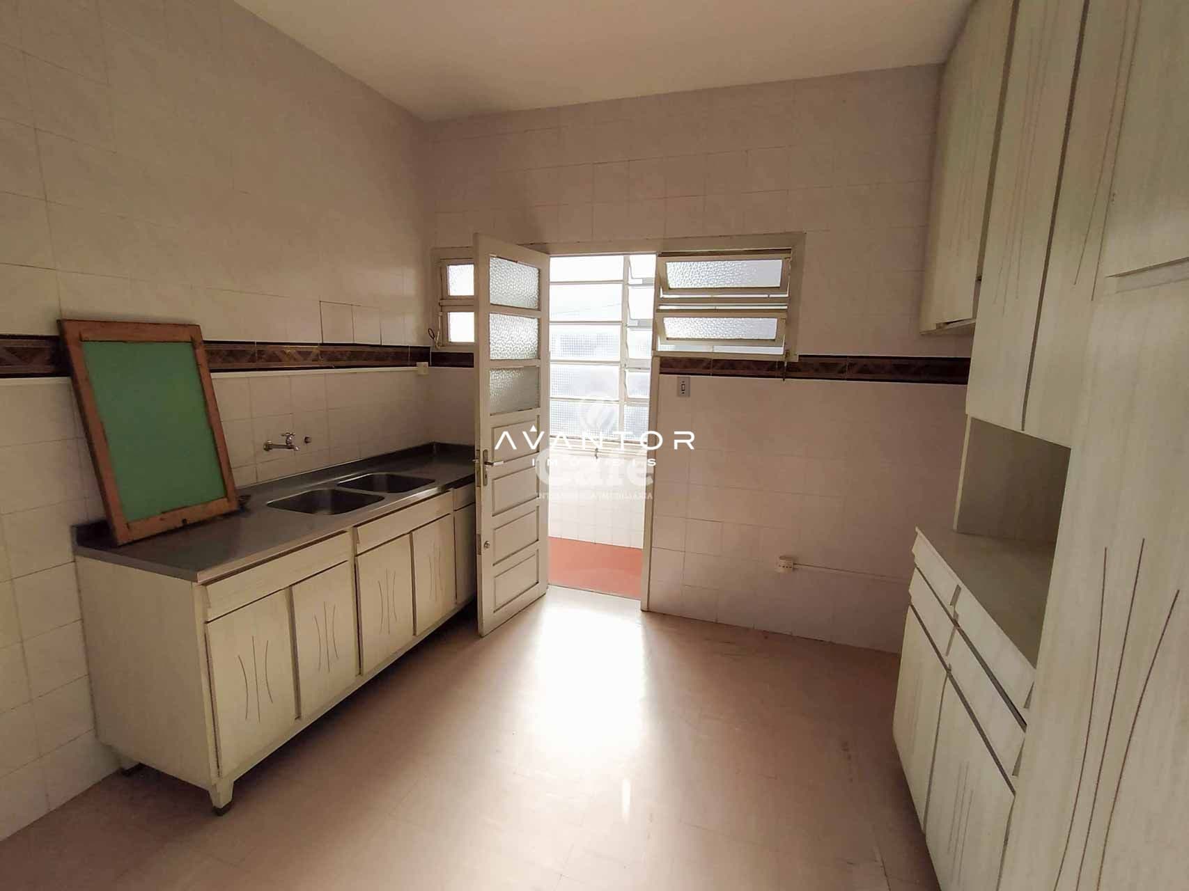 Amplo apartamento de 3 dormitórios com vaga de garagem e sacada — Apartamento com 3 quartos à venda em Centro, Santa Maria/RS