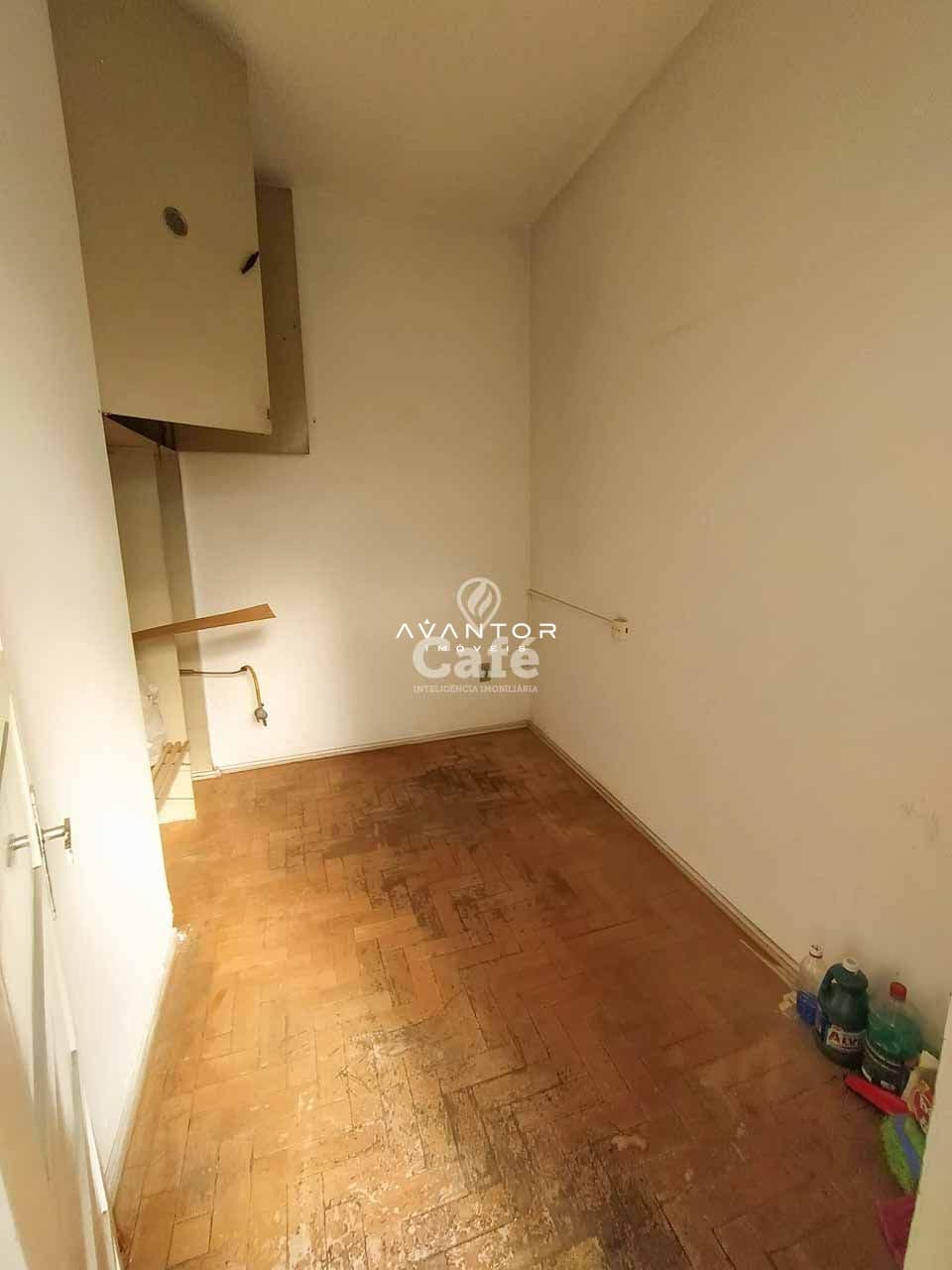 Amplo apartamento de 3 dormitórios com vaga de garagem e sacada — Apartamento com 3 quartos à venda em Centro, Santa Maria/RS