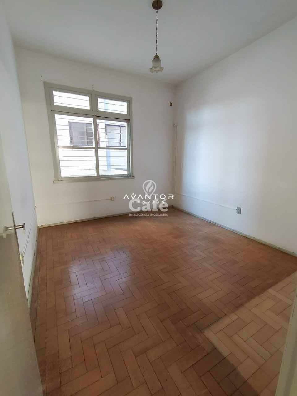 Amplo apartamento de 3 dormitórios com vaga de garagem e sacada — Apartamento com 3 quartos à venda em Centro, Santa Maria/RS