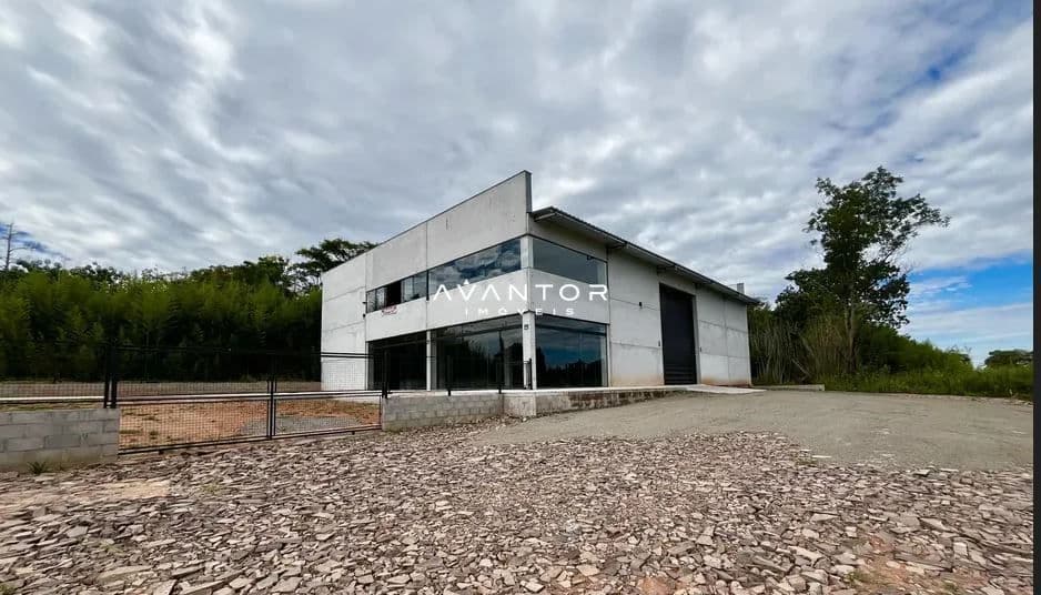 Fachada da construção com terreno — Pavilhão com 2 salas para alugar em Passo das Tropas, Santa Maria/RS