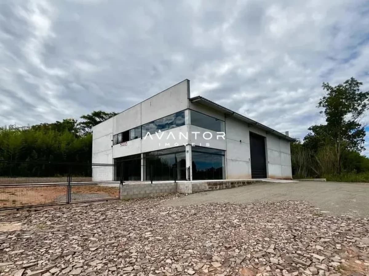 Fachada da construção com terreno — Pavilhão com 2 salas para alugar em Passo das Tropas, Santa Maria/RS