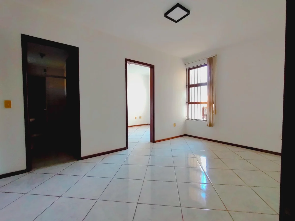 Sala de estar com janela e porta — Edifício Residencial Vicenza, Centro, Santa Maria/RS