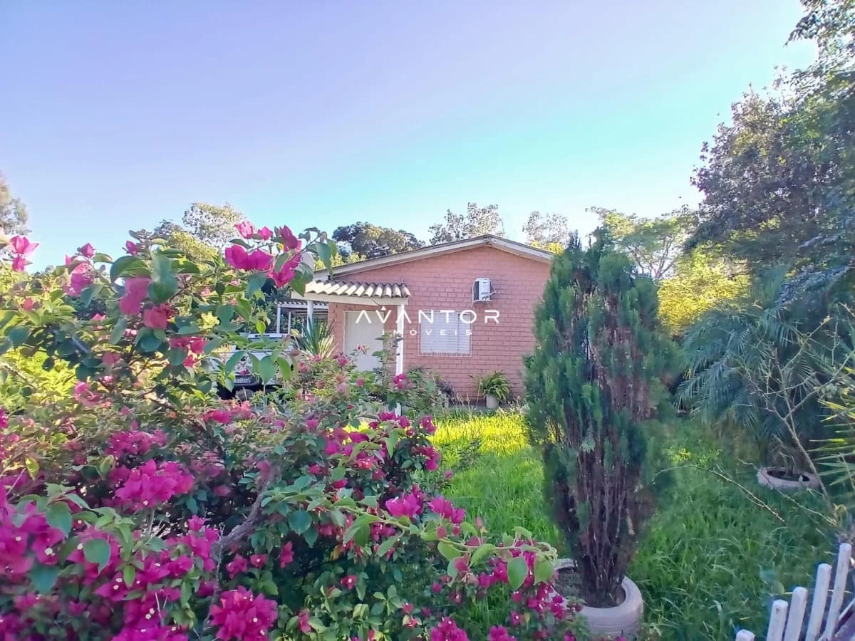Fachada da casa com paisagismo e flores — Casa com 2 quartos à venda em Parque Serrano I, Itaara/RS