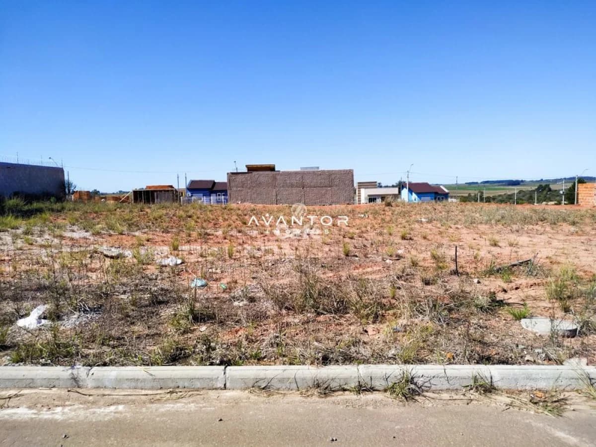 Terreno com construções ao fundo — Terreno à venda no Galápagos Residencial, em Diácono João Luiz Pozzobon, Santa Maria/RS