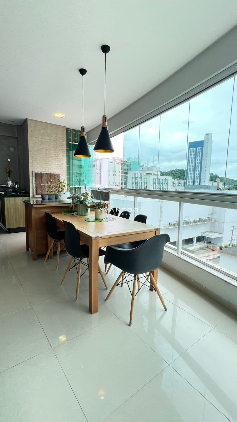 Sala de jantar integrada com vista da janela — Apartamento com 3 quartos à venda em Pioneiros, Balneário Camboriú/SC