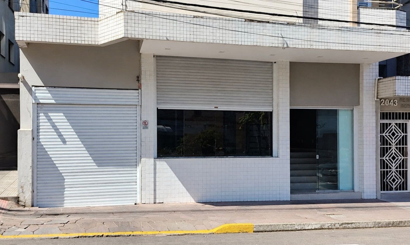 Fachada com garagem e vitrine — Loja com 2 salas para alugar em Nossa Senhora de Fátima, Santa Maria/RS