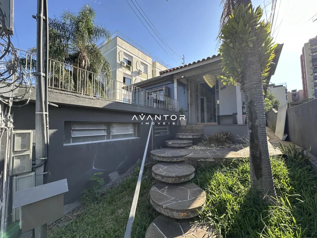 Fachada da casa com acesso lateral — Casa com 2 quartos à venda em Nossa Senhora de Fátima, Santa Maria/RS