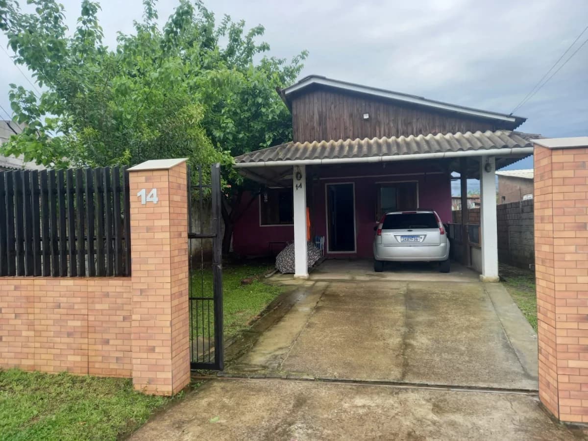 Fachada da casa com garagem coberta — Casa com 3 quartos à venda em Diácono João Luiz Pozzobon, Santa Maria/RS