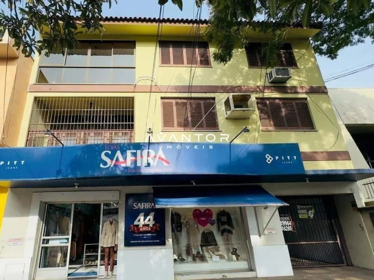Fachada do prédio com lojas no térreo — Apartamento com 3 quartos à venda em Nossa Senhora Medianeira, Santa Maria/RS