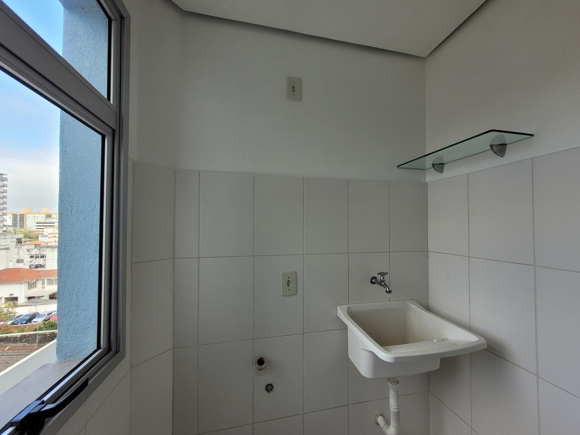 Apartamento de 3 dormitórios, Suíte, Sacada com churrasqueira, Box de Garagem, no Residenc — Apartamento com 3 quartos para alugar em Centro, Santa Maria/RS
