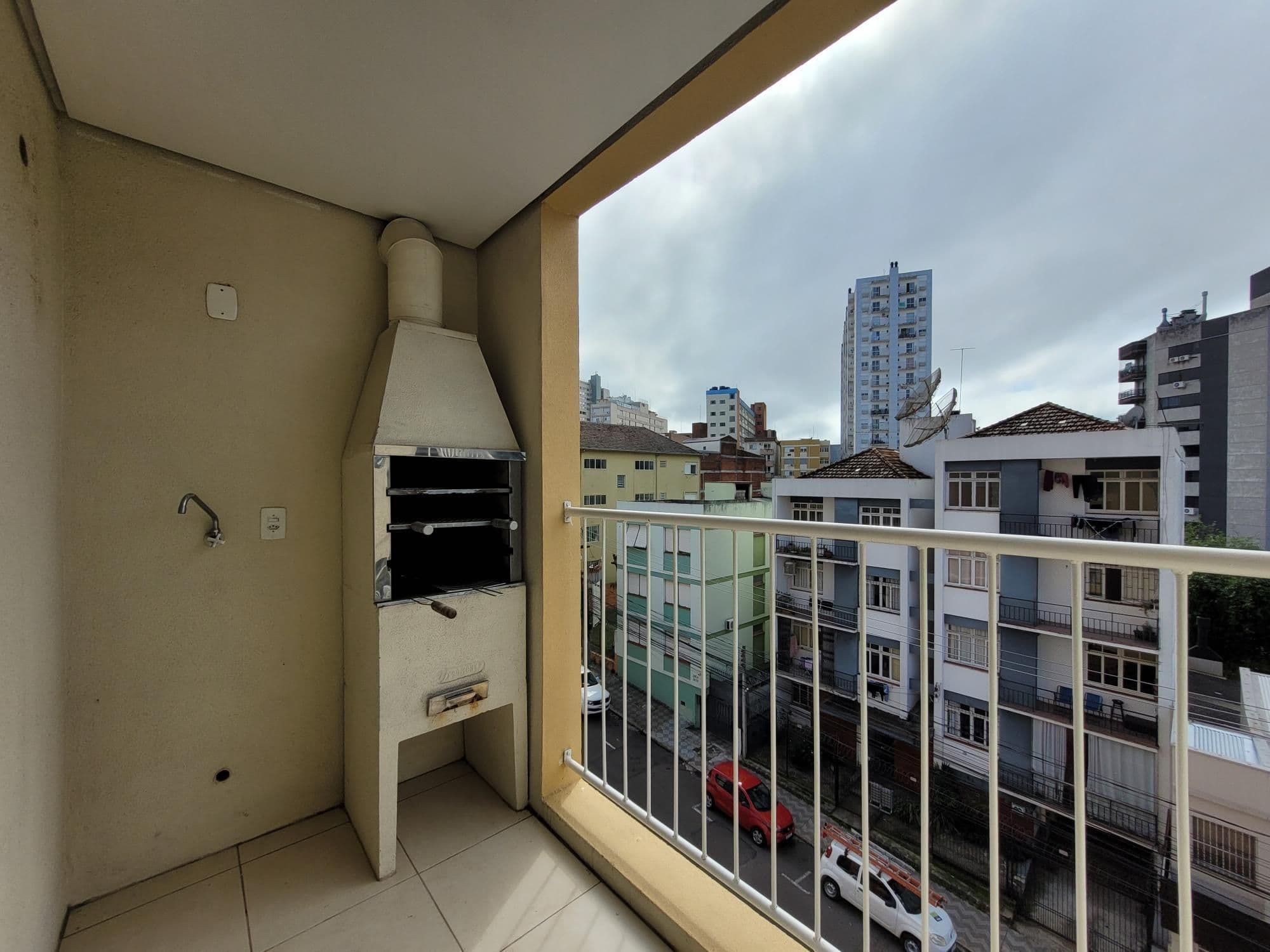 Apartamento de 3 dormitórios, Suíte, Sacada com churrasqueira, Box de Garagem, no Residenc — Apartamento com 3 quartos para alugar em Centro, Santa Maria/RS