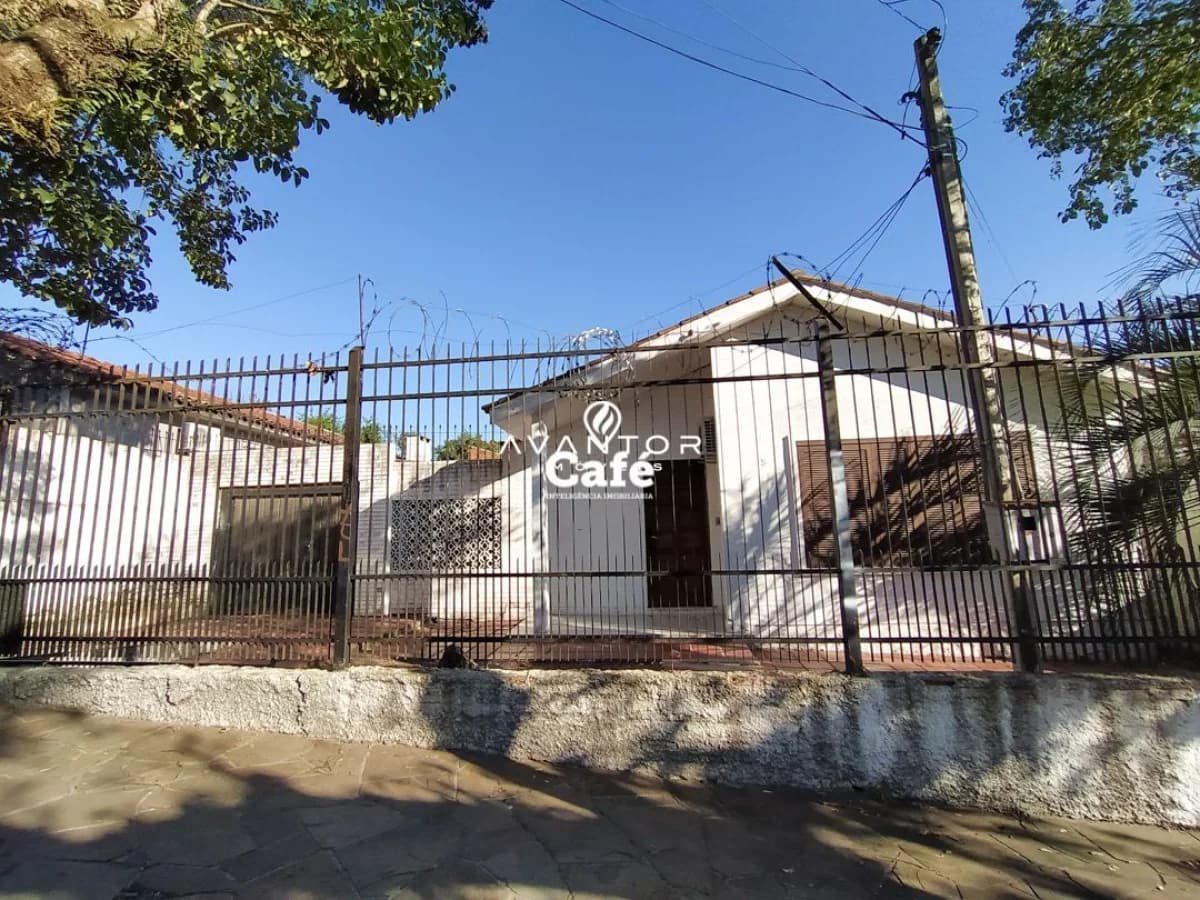 Casa de 3 dormitórios e com pátio — Casa com 3 quartos à venda em Patronato, Santa Maria/RS