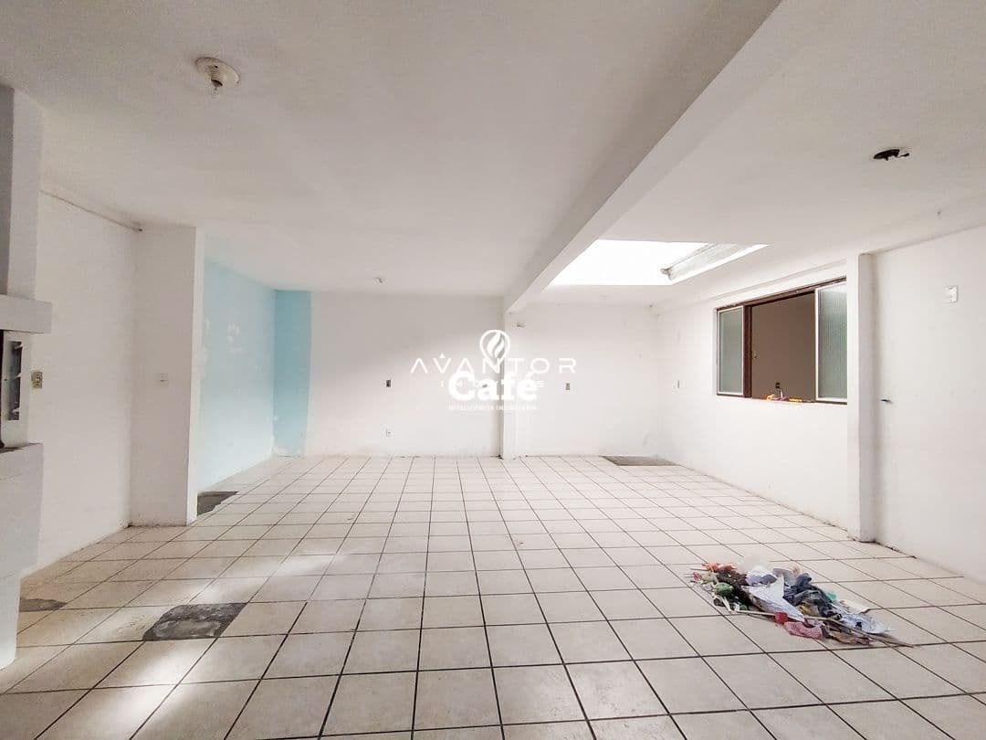 Casa de 3 dormitórios e com pátio — Casa com 3 quartos à venda em Patronato, Santa Maria/RS