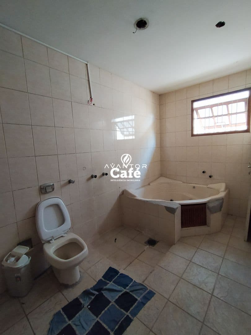 Casa de 3 dormitórios e com pátio — Casa com 3 quartos à venda em Patronato, Santa Maria/RS