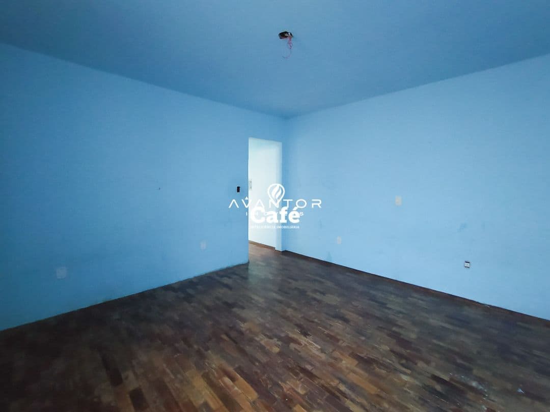 Casa de 3 dormitórios e com pátio — Casa com 3 quartos à venda em Patronato, Santa Maria/RS