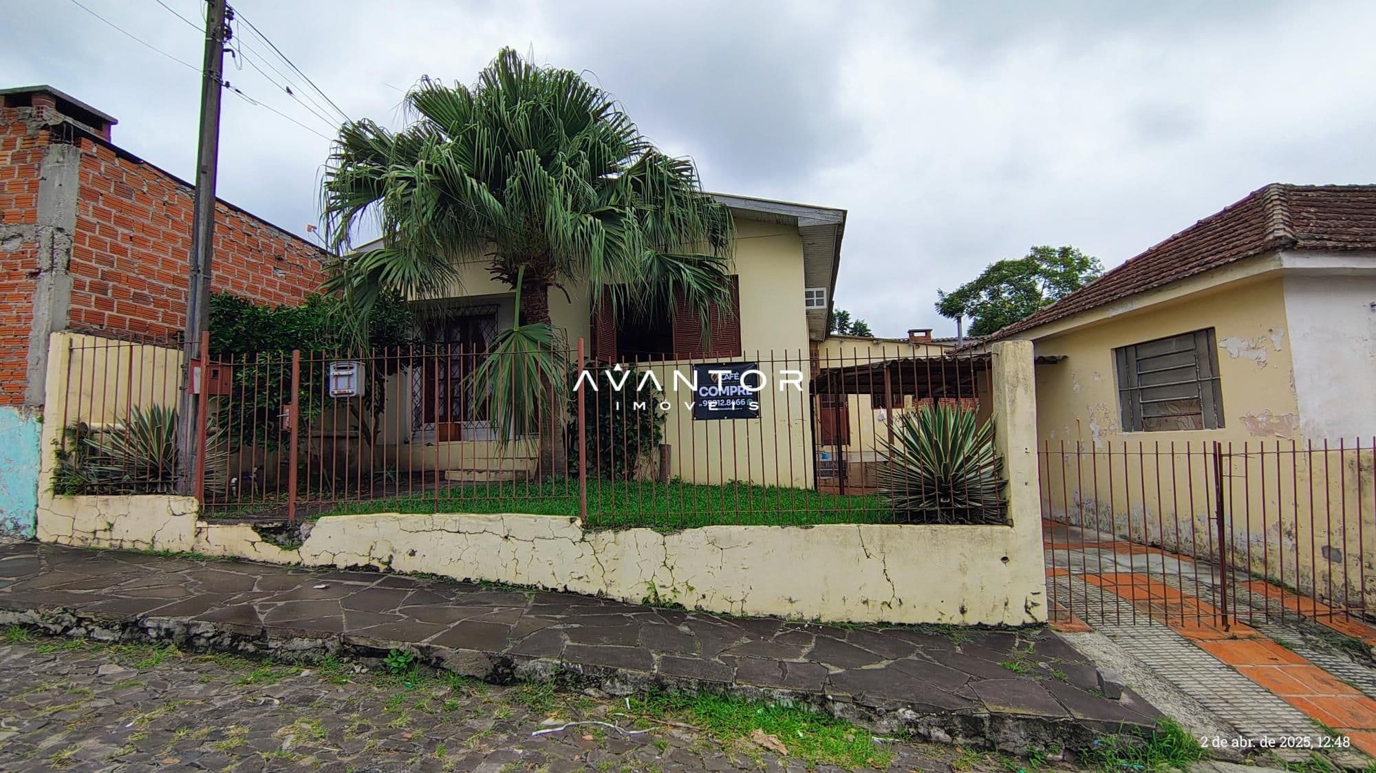 Fachada da casa com portão — Casa com 3 quartos à venda em Itararé, Santa Maria/RS