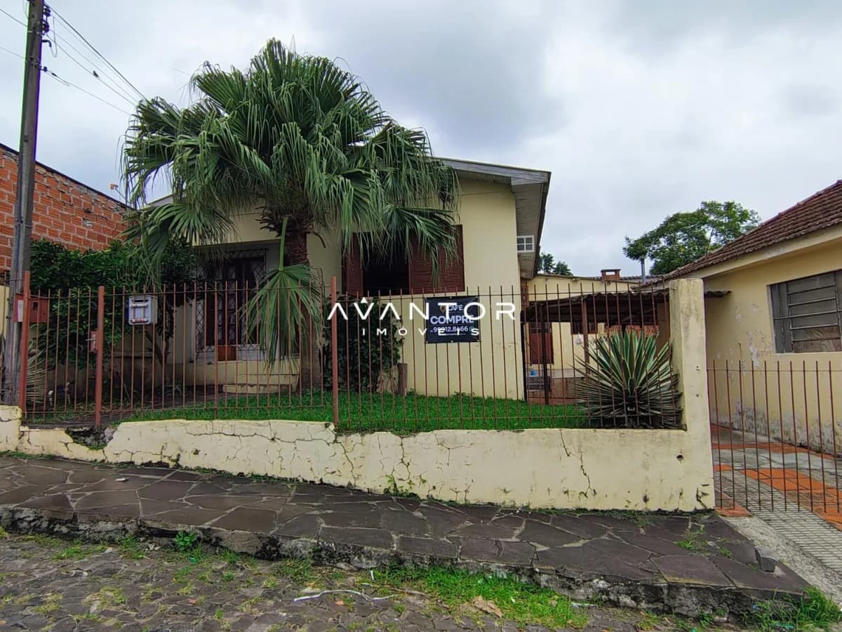 Fachada da casa com portão — Casa com 3 quartos à venda em Itararé, Santa Maria/RS