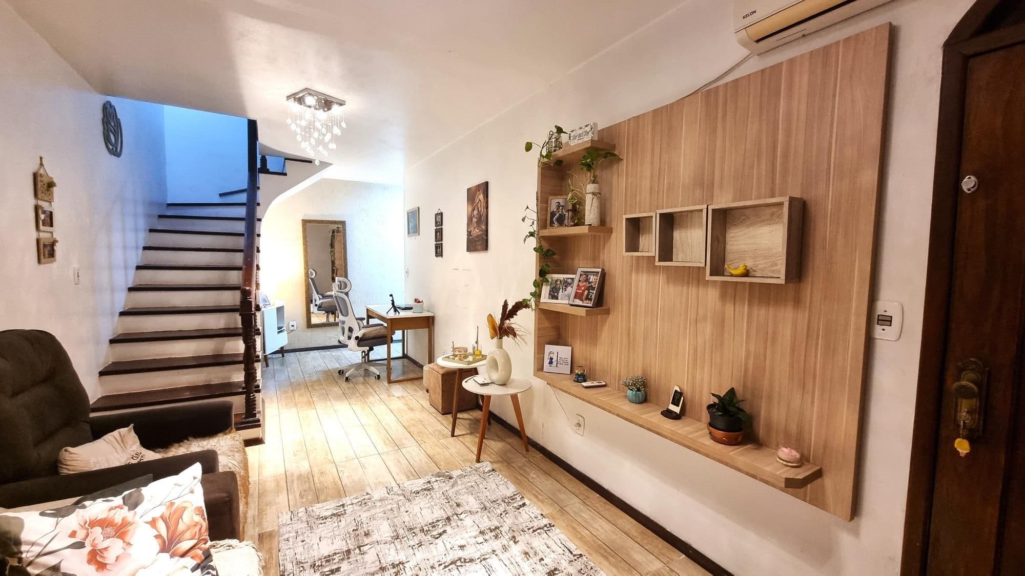 Sala de estar com painel de madeira — Casa com 3 quartos à venda em Nossa Senhora do Rosário, Santa Maria/RS