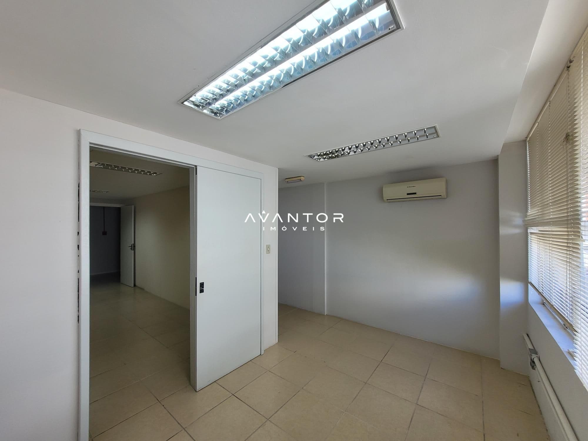 Sala Comercial com 10 salas para alugar em Nossa Senhora Medianeira, Santa Maria/RS — foto 15 de 31