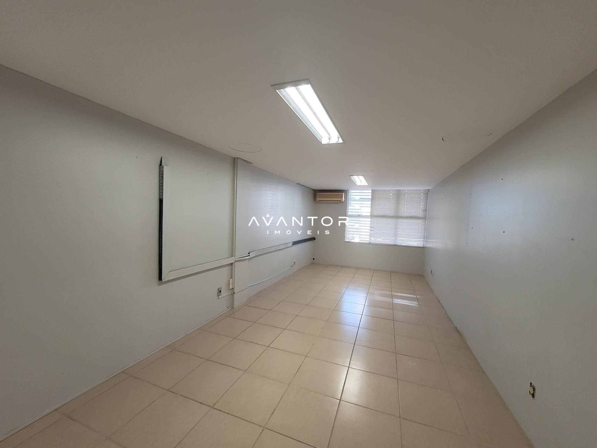 Sala Comercial com 10 salas para alugar em Nossa Senhora Medianeira, Santa Maria/RS — foto 21 de 31