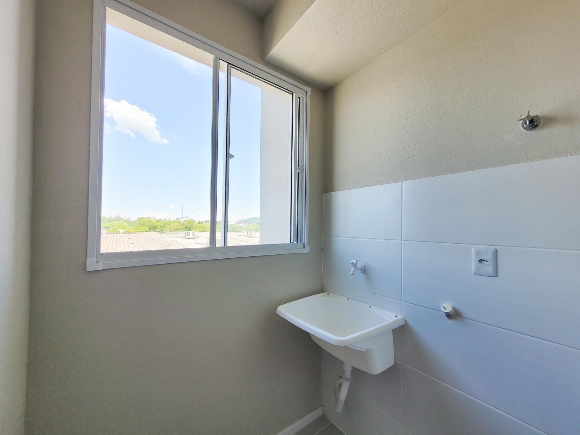 Apartamento De 2 Dormitórios, Sala de Estar, Banheiro Social, Cozinha, Área de Serviço e G — Apartamento com 2 quartos para alugar em Patronato, Santa Maria/RS