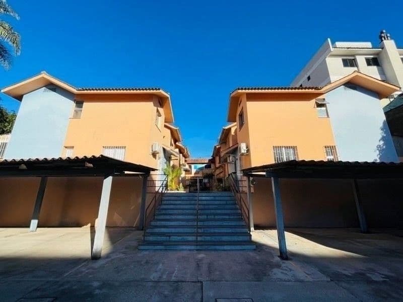 Casa duplex semi mobiliada de 2 dormitórios, sala de estar, banheiro social, cozinha, área — Casa com 2 quartos à venda em Passo D'Areia, Santa Maria/RS