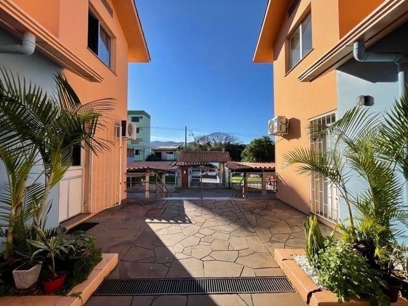 Casa duplex semi mobiliada de 2 dormitórios, sala de estar, banheiro social, cozinha, área — Casa com 2 quartos à venda em Passo D'Areia, Santa Maria/RS