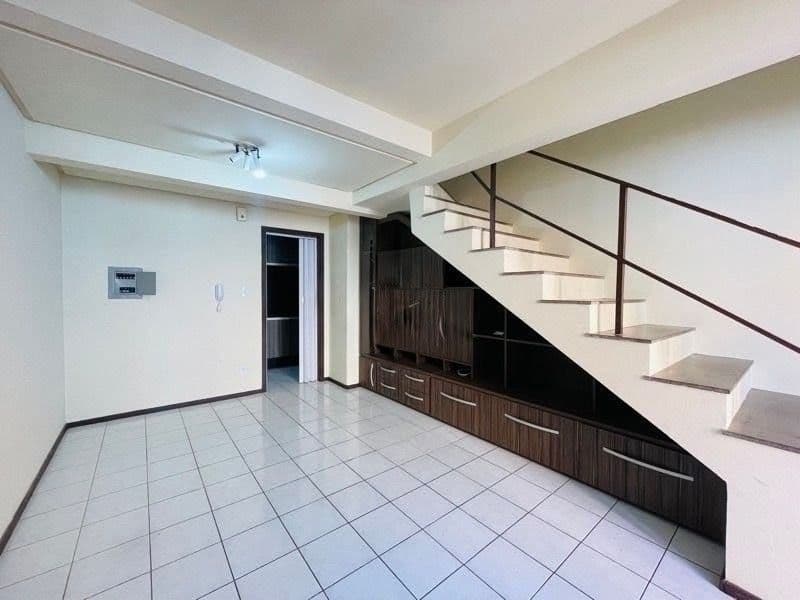 Casa duplex semi mobiliada de 2 dormitórios, sala de estar, banheiro social, cozinha, área — Casa com 2 quartos à venda em Passo D'Areia, Santa Maria/RS