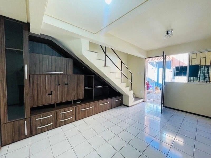 Casa duplex semi mobiliada de 2 dormitórios, sala de estar, banheiro social, cozinha, área — Casa com 2 quartos à venda em Passo D'Areia, Santa Maria/RS