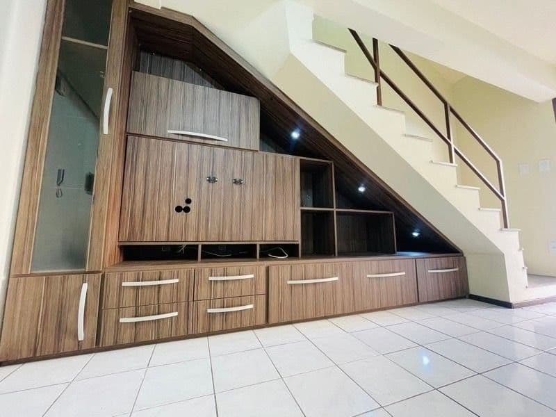 Casa duplex semi mobiliada de 2 dormitórios, sala de estar, banheiro social, cozinha, área — Casa com 2 quartos à venda em Passo D'Areia, Santa Maria/RS