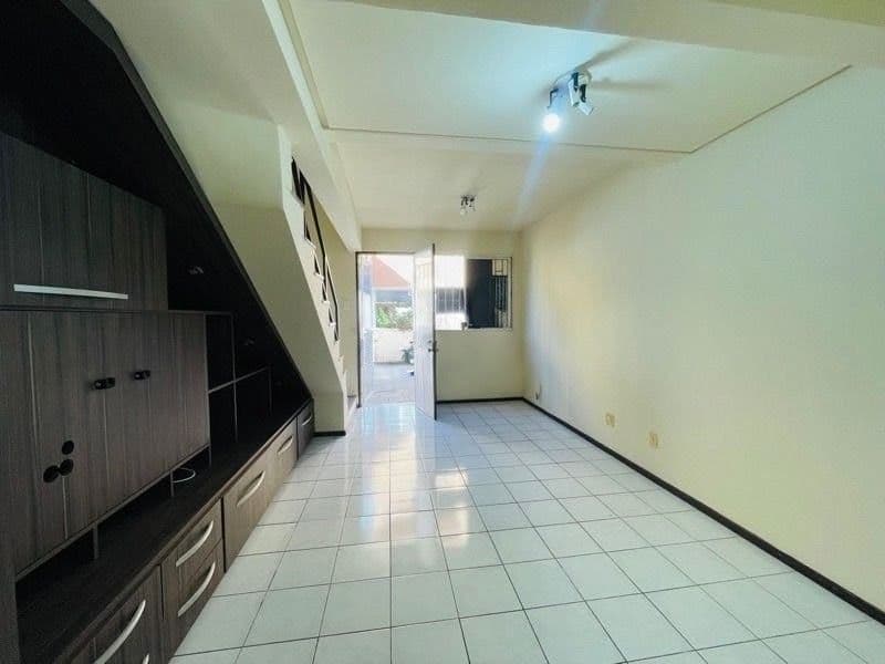 Casa duplex semi mobiliada de 2 dormitórios, sala de estar, banheiro social, cozinha, área — Casa com 2 quartos à venda em Passo D'Areia, Santa Maria/RS