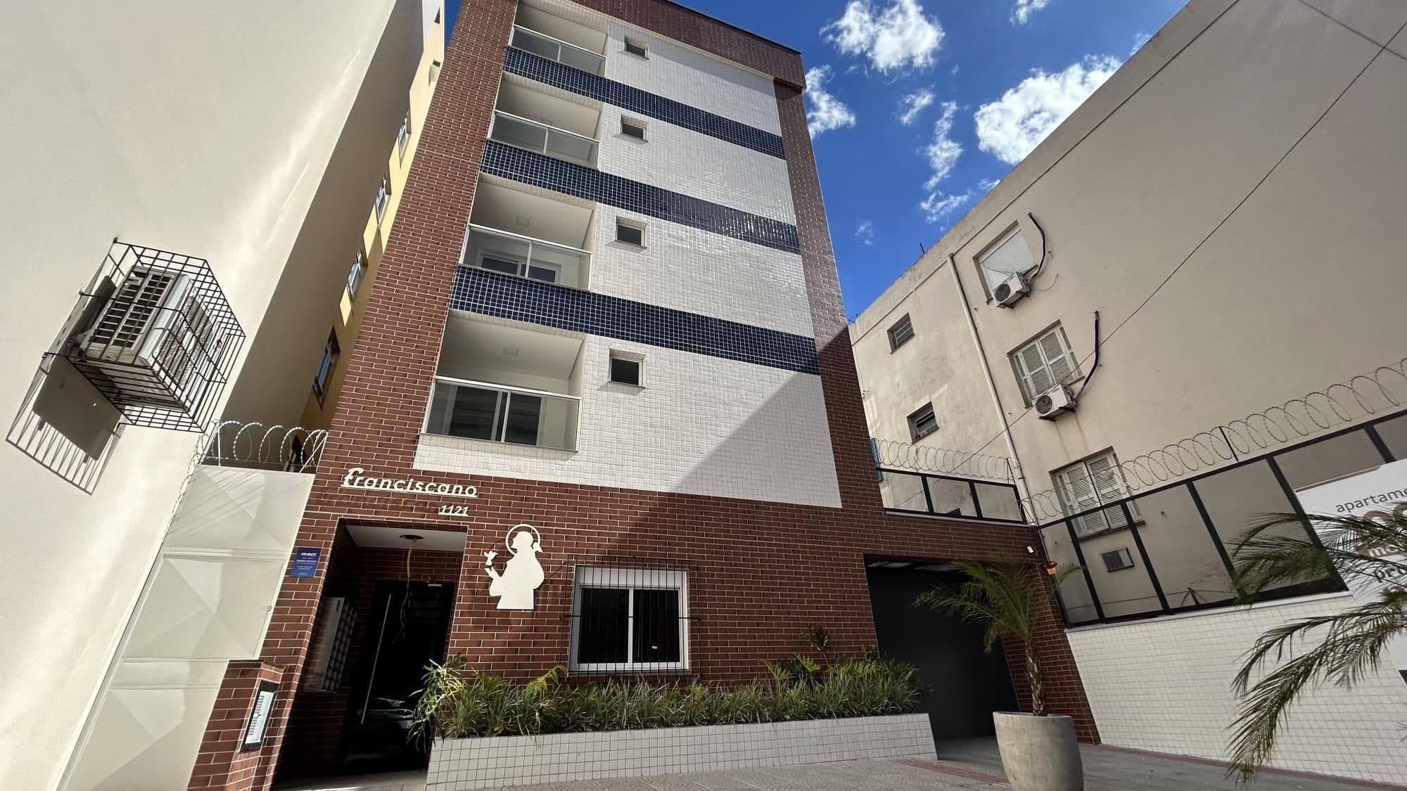 Fachada do prédio com entrada — Apartamento com 1 quarto para alugar em Nossa Senhora do Rosário, Santa Maria/RS