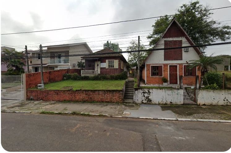 Fachada da casa com terreno — Terreno à venda em Nossa Senhora de Fátima, Santa Maria/RS