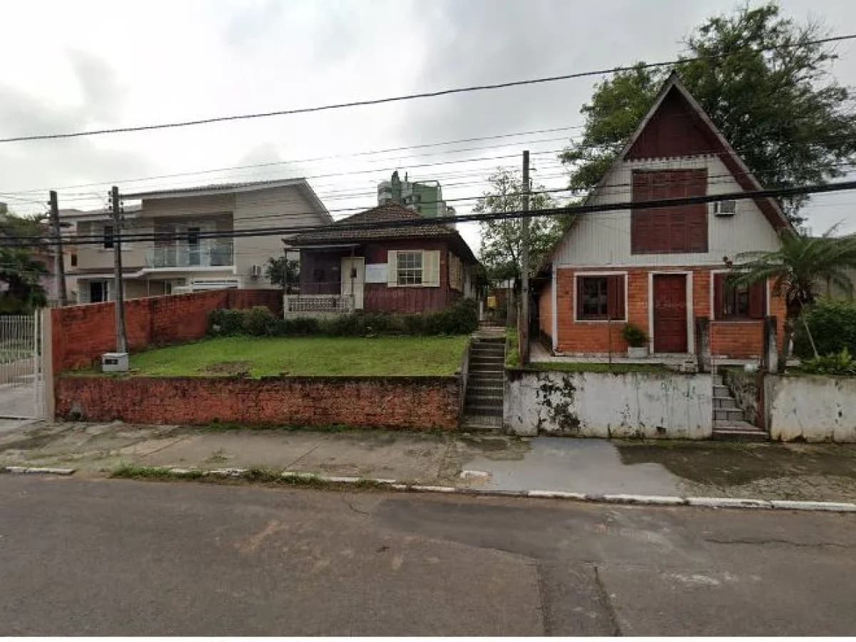 Fachada da casa com terreno — Terreno à venda em Nossa Senhora de Fátima, Santa Maria/RS