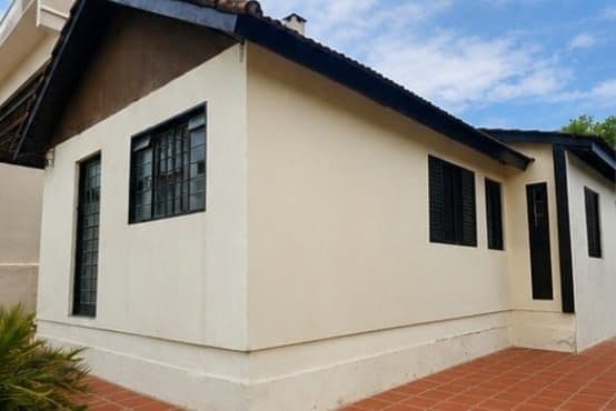 Fachada da casa com janelas e porta — Casa com 3 quartos à venda em Juscelino Kubitschek, Santa Maria/RS