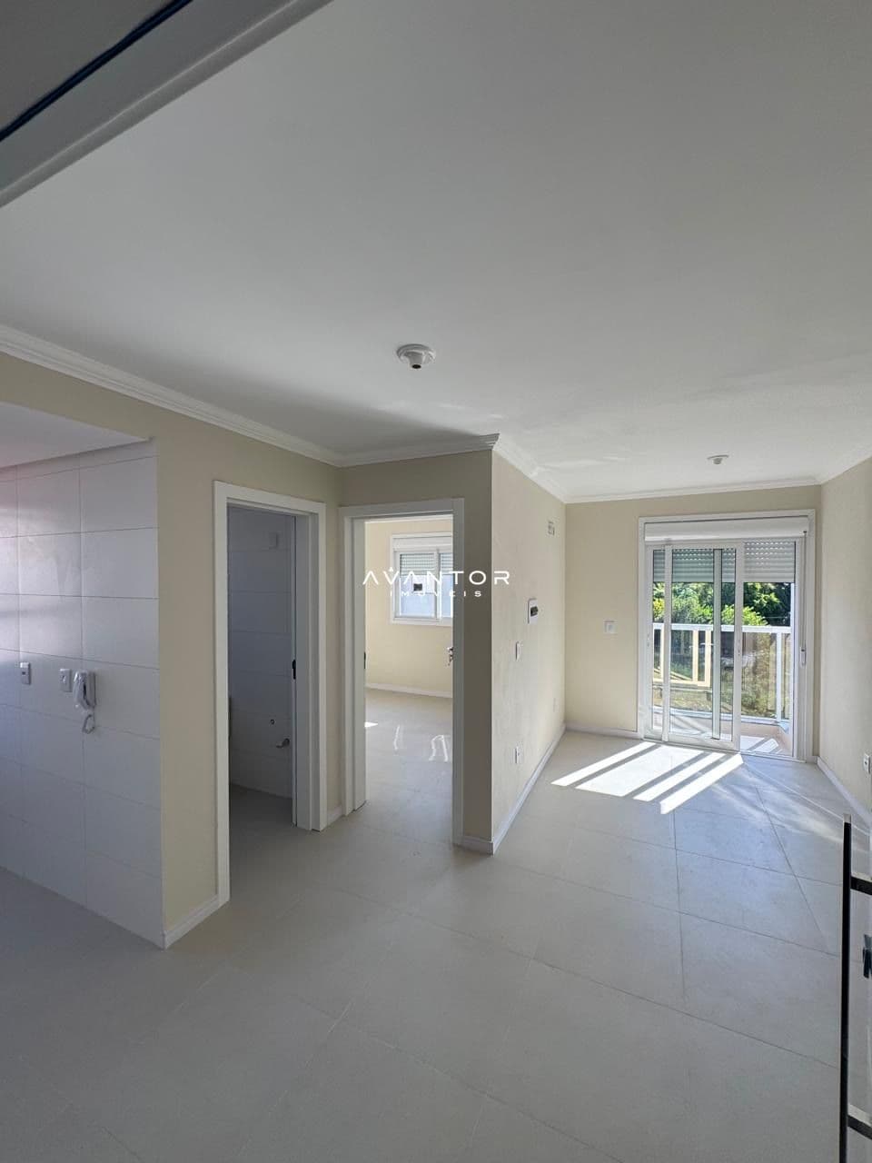 Sala com acesso à sacada — Apartamento com 1 quarto à venda no Residencial Maria Alice, em Camobi, Santa Maria/RS