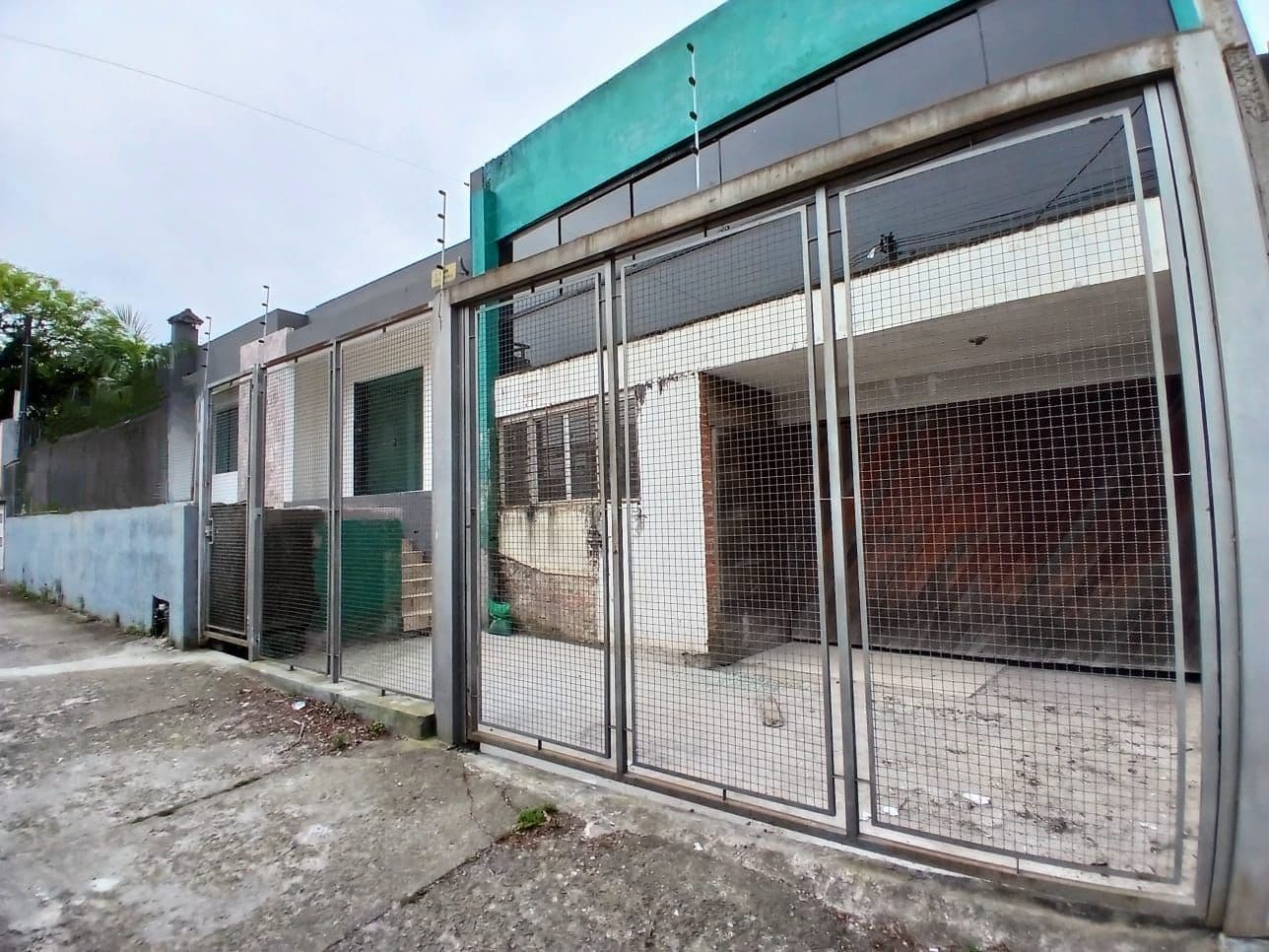 Casa Comercial Ampla No Bairro Lourdes Com 4 Salas, 3 Banheiros, Pátio e Estacionamento — Casa Comercial com 4 salas para alugar em Nossa Senhora de Lourdes, Santa Maria/RS
