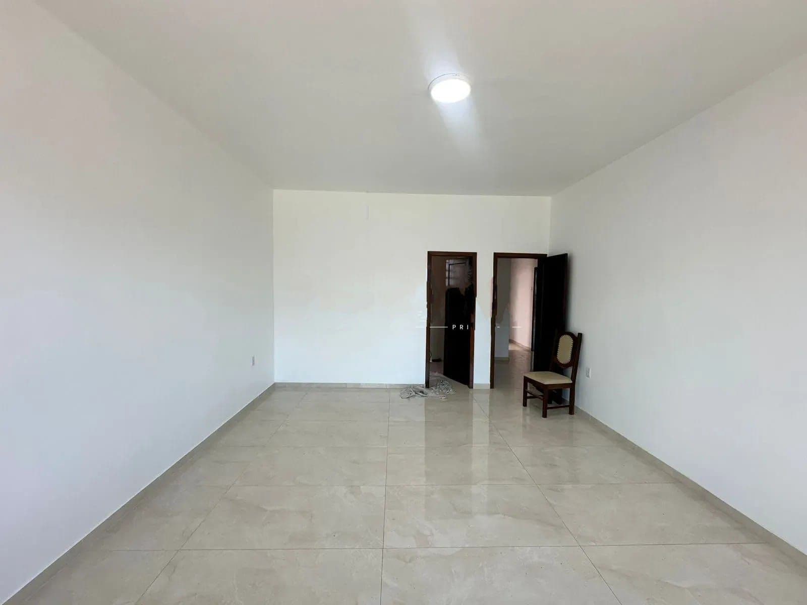 Casa Comercial Ampla No Bairro Lourdes Com 4 Salas, 3 Banheiros, Pátio e Estacionamento — Casa Comercial com 4 salas para alugar em Nossa Senhora de Lourdes, Santa Maria/RS